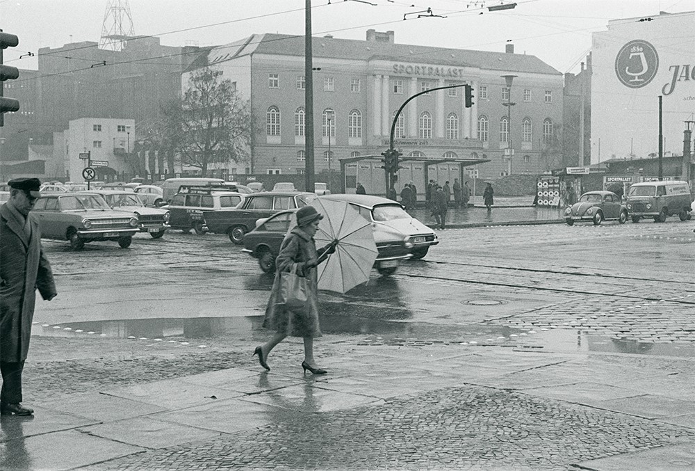 Straßenszene in Schöneberg aus dem Jahr 1967. Im Hintergrund ist der Sportpalast zu sehen, der 1973 abgerissen wurde. Foto: Jürgen Henschel, Archiv Museen Tempelhof-Schöneberg