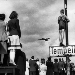 Menschen am Tempelhofer Feld während der Luftbrücke 1948. Foto: Alamy Stock Foto