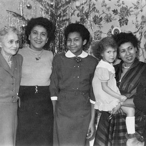 Familienfoto mit (v.l.n.r): Emilie Diek, Erika Ngambi ul Kuo, Beryl Mpessa, Marion, Dorothea und Anna Reiprich, Berlin um 1950 © Privatbesitz Adomako