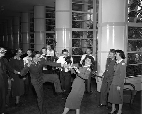 Ein Tanz mit den Club Hostessen gehörte zum Alltag in den amerikanischen Clubs. Foto: AlliiertenMuseum/Slg. J. Provan/U.S. Army Photograph