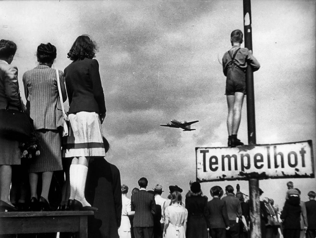 Menschen am Tempelhofer Feld während der Luftbrücke 1948. Foto: Alamy Stock Foto