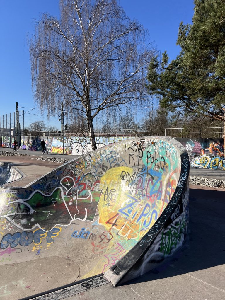 Einjähriges Forschungsprojekt: Wohin führen diese Gleise? Jugendliche erforschen die Gegenwart der Geschichte im Gleisdreieckspark