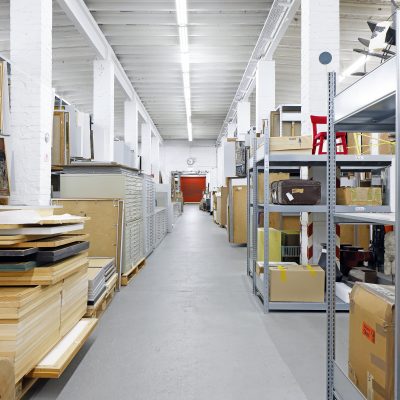 BezirksTOUR: Einblicke in das Depot der Sozialen Künstlerförderung in Mariendorf