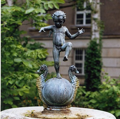 BezirksTOUR: Putten in Tempelhof – kleine Figuren an großen Fassaden